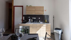 Coffee/tea maker, fridge, microwave, stovetop