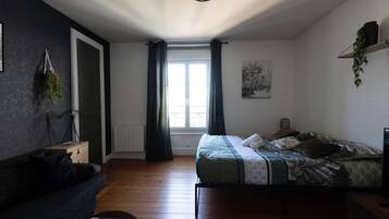 Fer et planche à repasser, lit parapluie, Wi-Fi, draps fournis