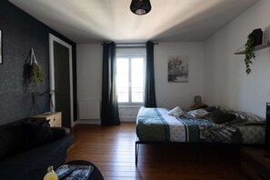 BĂŒgeleisen/BĂŒgelbrett, Reisekinderbett, WLAN, BettwĂ€sche