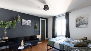 Iron/ironing board, travel crib, WiFi, bed sheets