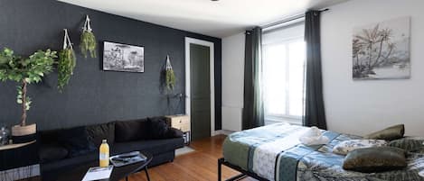 Strykjärn/strykbräda, resesäng, wi-fi och sängkläder