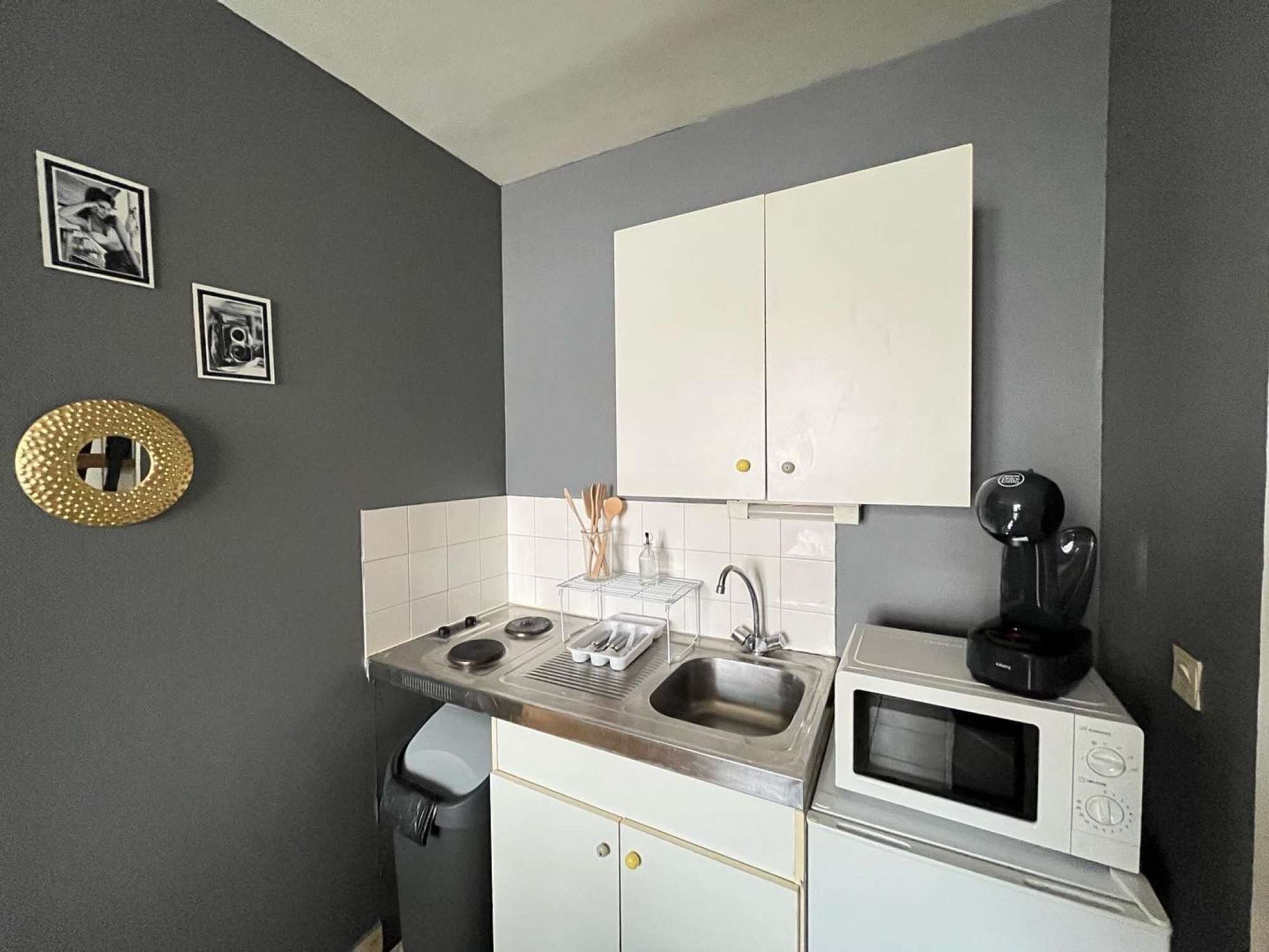 Cafetière/bouilloire, micro-ondes, plaque de cuisson, grille-pain