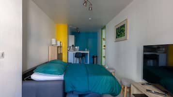 Een strijkplank/strijkijzer, reisbedje, wifi, beddengoed