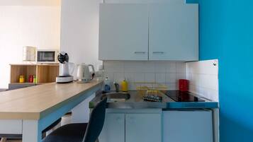 Refrigerador, microondas, parrilla de estufa y cafetera y tetera