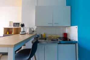 Kühlschrank, Mikrowelle, Herdplatte, Wasserkocher mit Kaffee-/Teezubehör