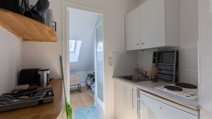 Cafetera y tetera, refrigerador, microondas y parrilla de estufa