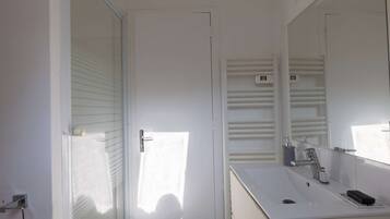 Douche, sèche-cheveux