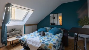 Tabla de planchar con plancha, cuna de viaje, wifi y ropa de cama