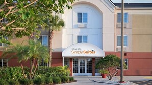 Exterior - Unwind in Clearwater! Full Kitchen, Outdoor Pool, Free Parking, Pets Friendly (Clearwater)