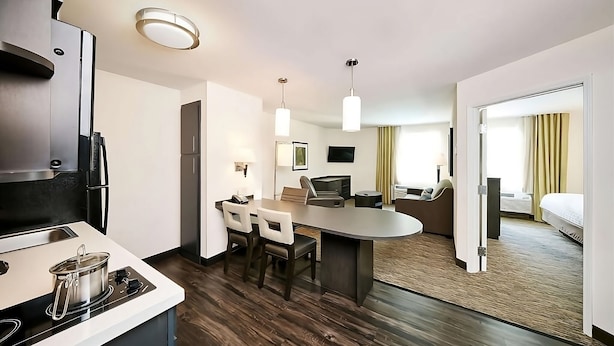 1 bedroom, desk, iron/ironing board, free WiFi - Unwind in Clearwater! Full Kitchen, Outdoor Pool, Free Parking, Pets Friendly (Clearwater)