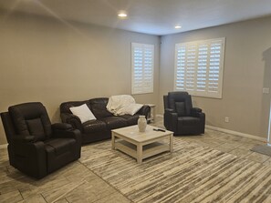 Living area - Family friendly home. Perfect for snowbirds. Only 20 min to strip. Pool/hot tub. (North Las Vegas)