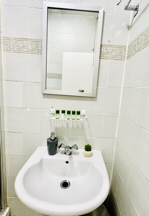 Studio | Bathroom | Shower, hair dryer, towels