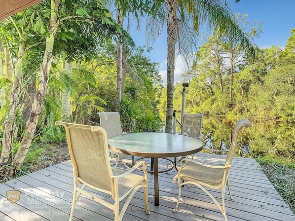 Outdoor dining - River Bungalow-Private Retreat on Rocky Creek (Tampa)