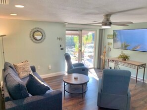 TV, offices - River Bungalow-Private Retreat on Rocky Creek (Tampa)