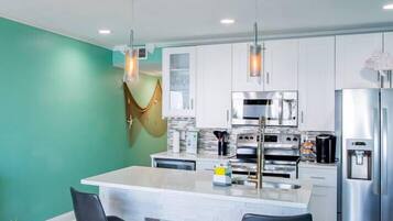 Réfrigérateur, micro-ondes, four, plaque de cuisson