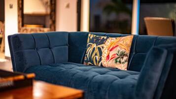 Een 32-inch ledtelevisie met kabelzenders