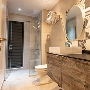 Buồng tắm vòi sen, khăn tắm 