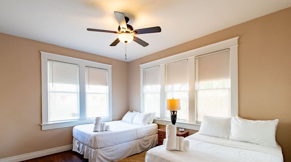 2 habitaciones, escritorio, tabla de planchar con plancha y wifi 