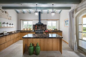 Fridge, microwave, oven, stovetop - 10 people,pool,garden,barbecue,air-conditioned, loungers,open-air fitness,sports (Ladici)