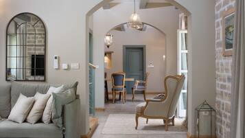 Smart-TV, Kamin, DVD-Player, Tischtennisplatte