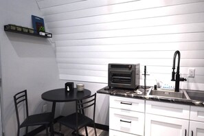 Kjøleskap, mikrobølgeovn, oppvaskmaskin og kaffetrakter/tekoker