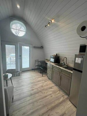 Interior - Romantic hot tub campfire mountains Brown (bakersville)