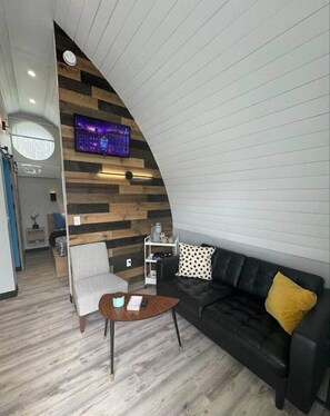 Smart TV - Romantic hot tub campfire mountains Brown (bakersville)