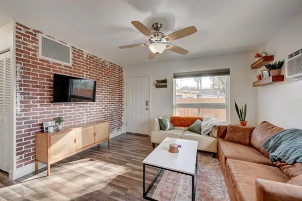 スマートテレビ、DVD プレーヤー、書庫