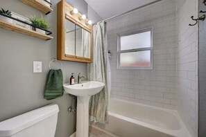 Haartrockner, Handtücher, Seife, Shampoo