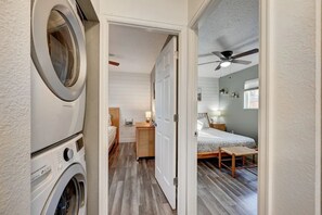 2 室のベッドルーム、デスク、アイロン / アイロン台、旅行用ベビーベッド