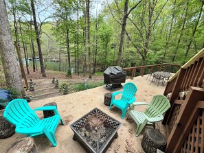 Outdoor dining - Large Private Lake Front home on level lot, kayaks, fire pit, dock (Hartwell)