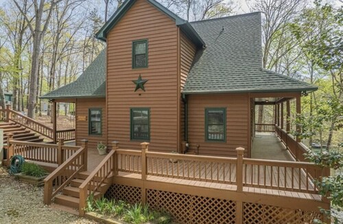 Large Private Lake Front home on level lot, kayaks, fire pit, dock