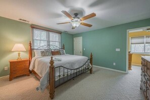 4 bedrooms, desk, iron/ironing board, free WiFi