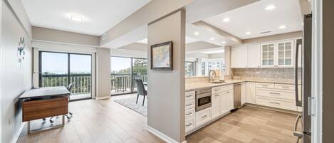 Kühlschrank, Geschirrspüler, Wasserkocher mit Kaffee-/Teezubehör