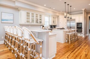 Refrigerador, lavavajillas, cafetera/tetera, utensilios de cocina