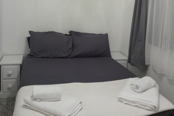 1 habitación, tabla de planchar con plancha, wifi gratis y ropa de cama 