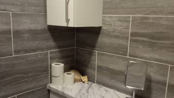 Chalet | Bathroom | Combined shower/bathtub, deep-soaking bathtub, towels