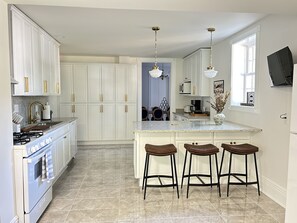 Private kitchen - Victorian glory in downtown Georgetown. Close to Horse Park and College. (Georgetown)