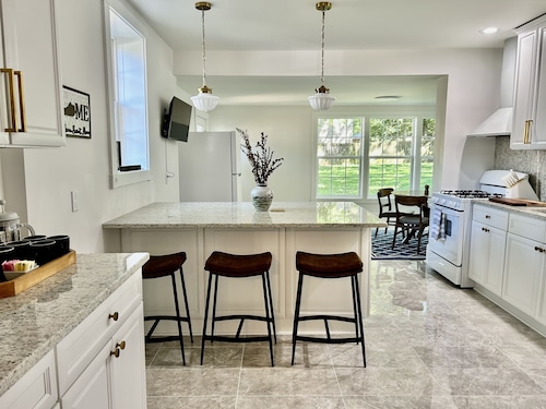 Victorian glory in downtown Georgetown. Close to Horse Park and College.