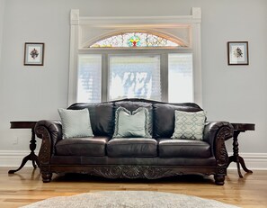 Living area - Victorian glory in downtown Georgetown. Close to Horse Park and College. (Georgetown)