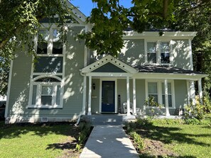 Exterior - Victorian glory in downtown Georgetown. Close to Horse Park and College. (Georgetown)