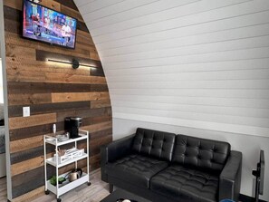 TV - Sky Blue - Romantic, hot tub, campfire (bakersville)