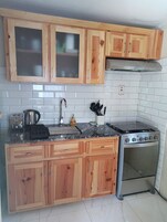 Refrigerador, microondas, placa de cocina, utensilios de cocina