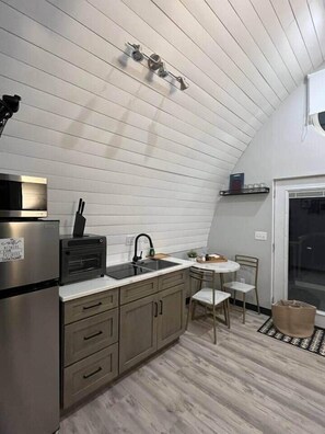 Refrigerador, microondas, lavavajillas y cafetera y tetera 