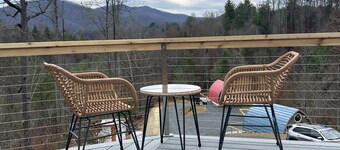 Romantic Blue Ridge Mountain cabin with hot tub, view and fire pit - Red
