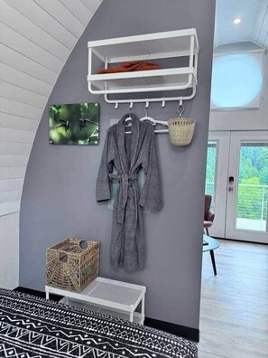 Interior - Secluded, mountain- hot tub, firepit Ocean Blue (bakersville)