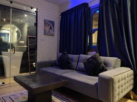 Deluxe Suite | Iron/ironing board, free WiFi, bed sheets