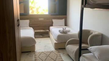 Family Quadruple Room | Seterika/papan seterika, Wi-fi percuma, cadar katil