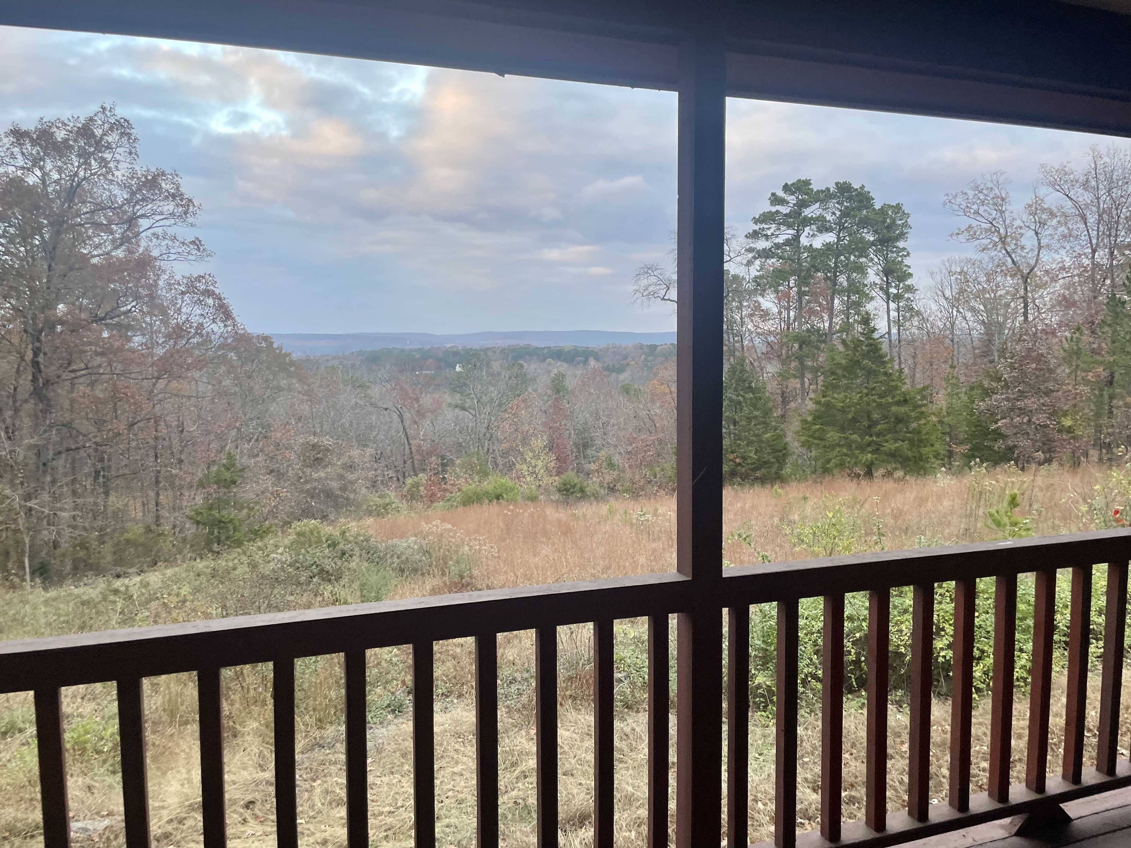 Cozy hilltop cabin less than 1 mile from Lacey's marina and WMA land to explore!