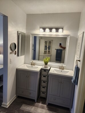 Hair dryer, towels, soap, shampoo - Beautiful, remodeled, furnished, 2/2 condo in Phoenix / Paradise Valley AZ. (Phoenix)